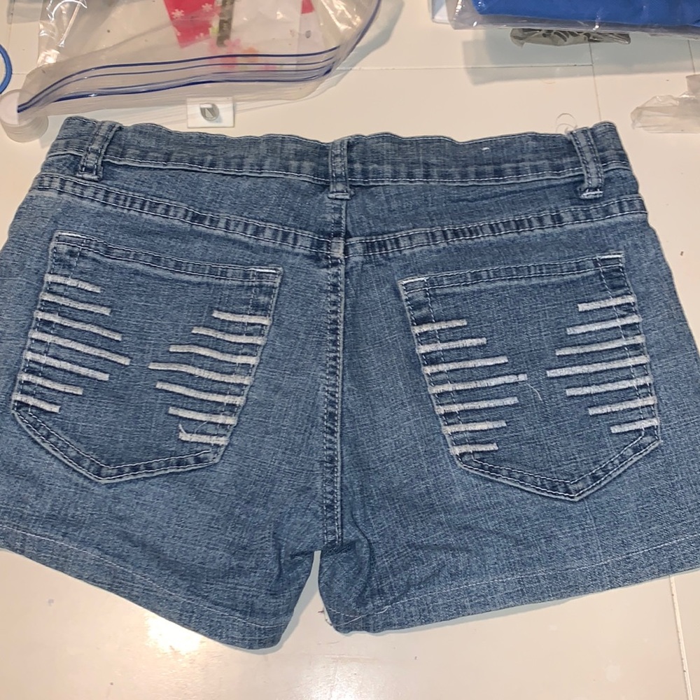 Q.T Look denim jean shorts size 1, mint condition length      2 1/2’